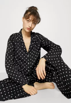 Anna Field Pyjama Set - Black/Off-White -Anna Field Shop 3de179e7501f4ce2bb86e225d46c386f scaled