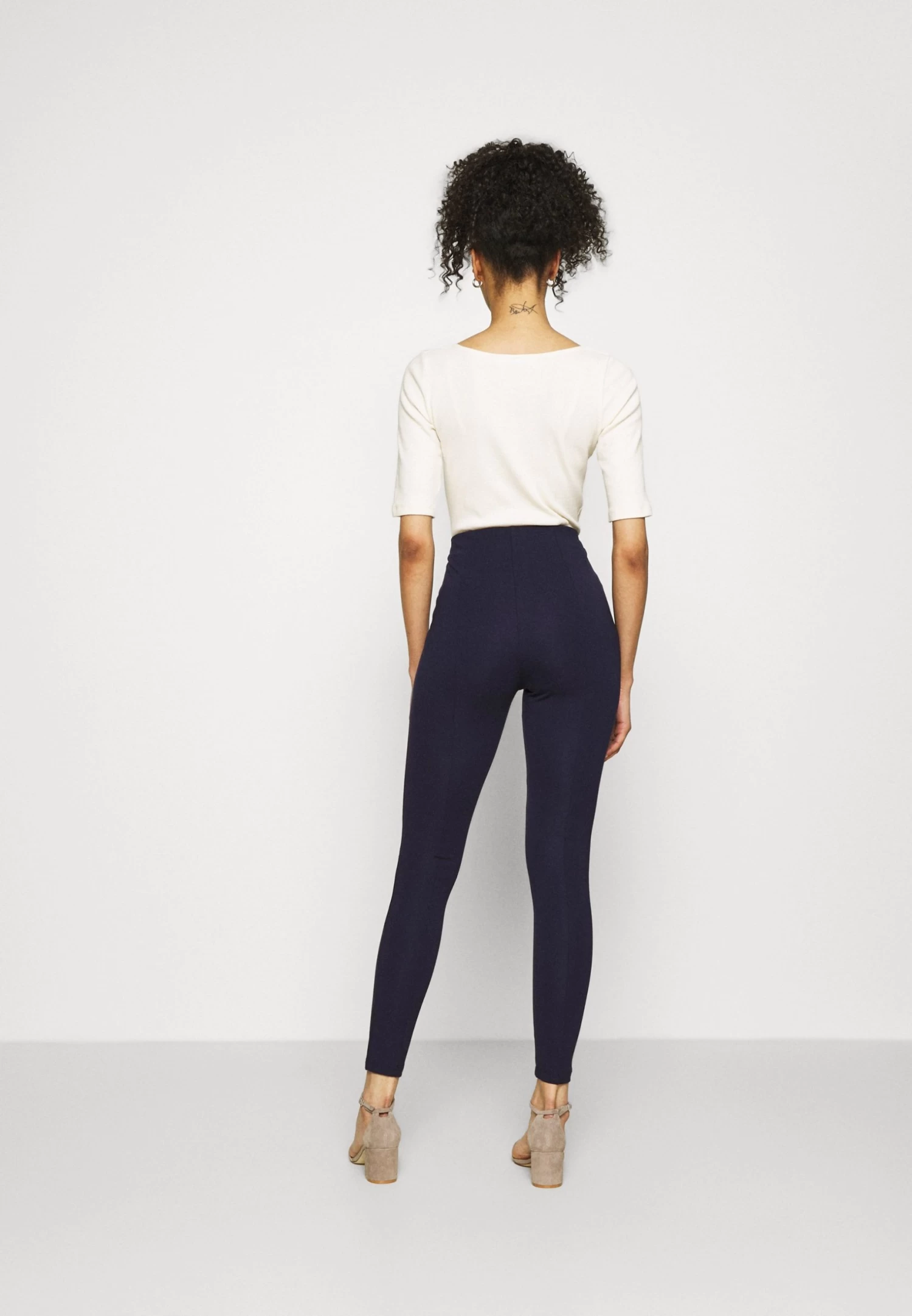 Anna Field Punto Leggings With Button Detail - Leggings - Trousers - Dark Blue 3 Anna Field Punto Leggings With Button Detail - Leggings - Trousers - Dark Blue - Image 3