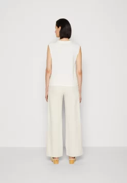 Anna Field Basic T-Shirt - Off-White -Anna Field Shop 9133cb750bef414db93f6a115557a0e5 scaled