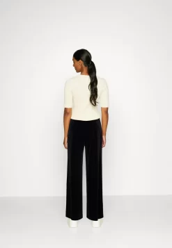 Anna Field VelvetWide Leg Trousers - Trousers - Black -Anna Field Shop 9a615994b8b54016af79183f754c1a78 scaled