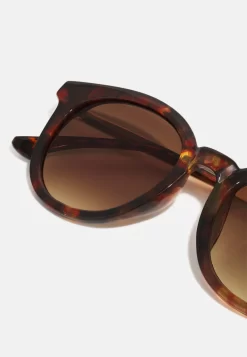 Anna Field Sunglasses - Brown -Anna Field Shop b90c9f2b07364a58b613d12ae22afb3d scaled