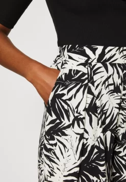 Anna Field Shorts - Black/Off-White -Anna Field Shop ed4ea5b74138457188b6f733ef8869e5 scaled