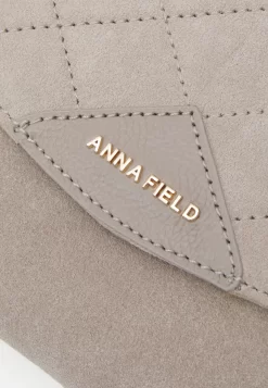 Anna Field Leather - Clutch - Taupe -Anna Field Shop eeb17827a5b340eebb4d77e0eb4c037e scaled